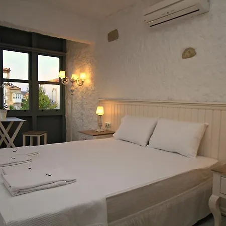 Mina ألاتشاتي